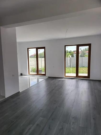 Casă cu 4 camere cu Canalizare în Corbeanca