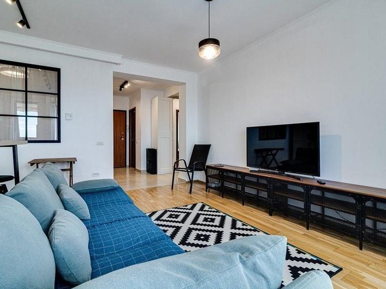 Apartament cu 3 camere semidecomandat, mobilat în Băneasa