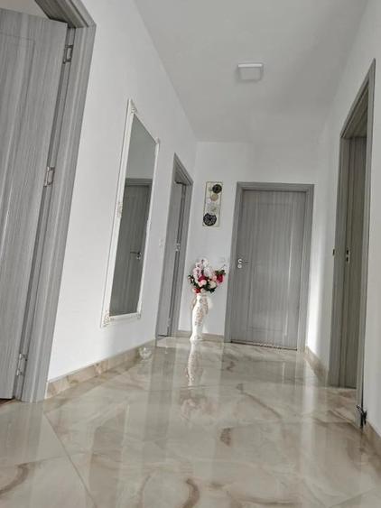 Casă cu Teren 6000 Mp în Bunești (Cotmeana)