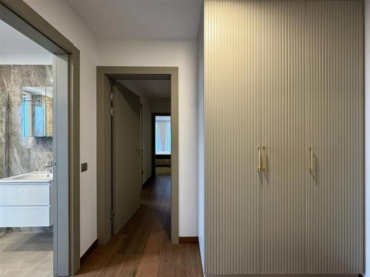 Apartament cu 3 camere semidecomandat, mobilat în Bună Ziua