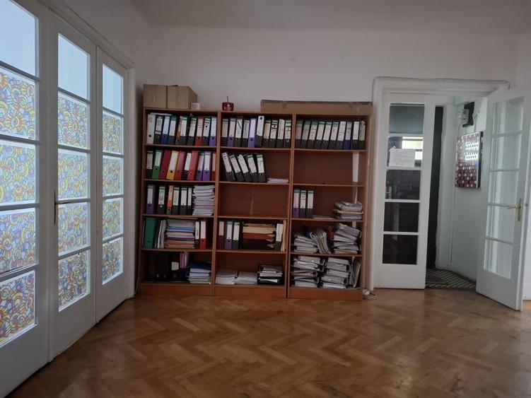 Apartament cu 5 camere semidecomandat în Capitale