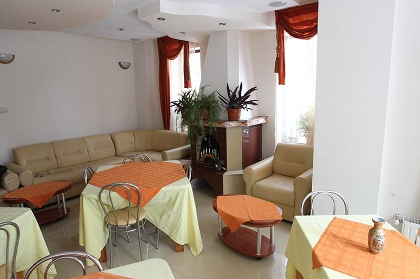 Casă individuală cu 12 camere cu Teren 460 Mp în Sinaia
