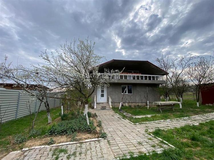 Casă individuală cu 4 camere cu Teren 5276 Mp în Alparea
