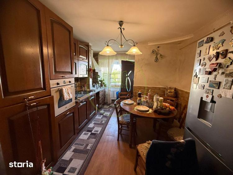 Apartament cu 3 camere semidecomandat în Craiovița Nouă