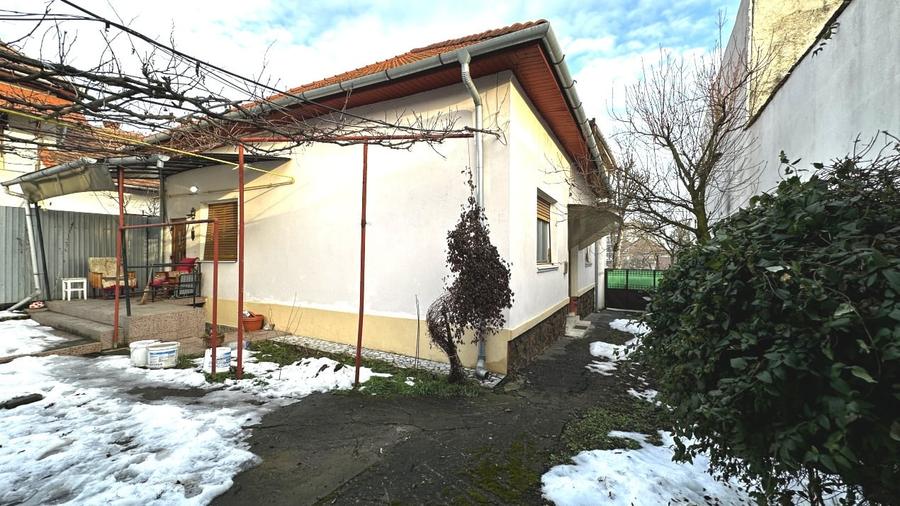 Casă individuală cu 4 camere cu Canalizare în Central