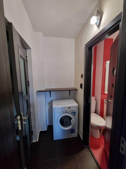 Apartament cu 3 camere semidecomandat în Craiovița Nouă