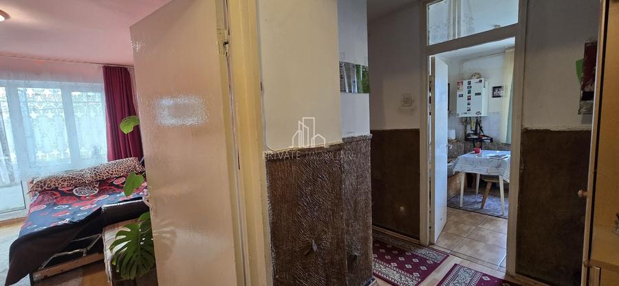 Apartament cu 3 camere semidecomandat, mobilat în Est