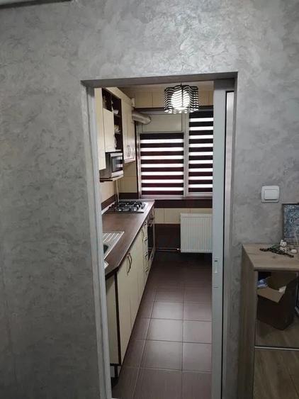 Apartament cu 3 camere semidecomandat în Micro 17
