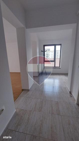 Apartament cu 2 camere decomandat în Tractorul