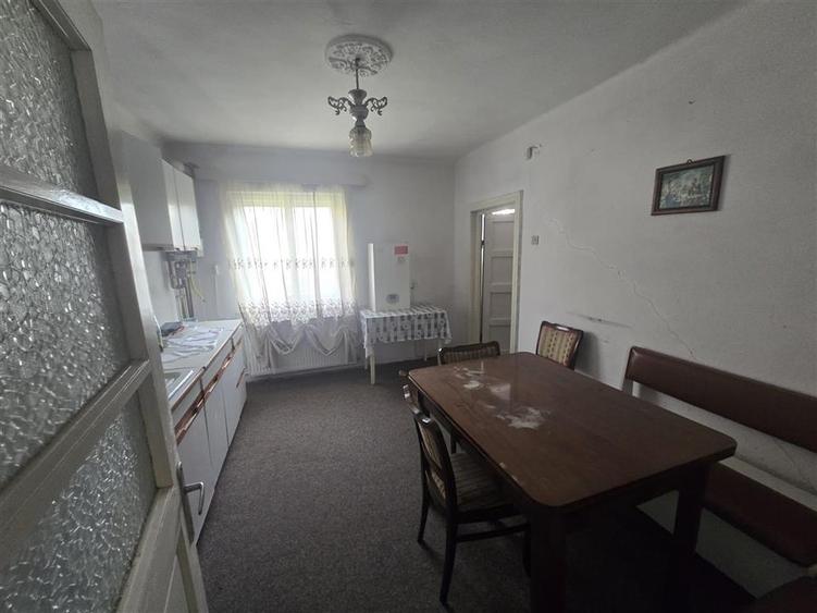 Casă individuală cu 3 camere cu Canalizare în Central