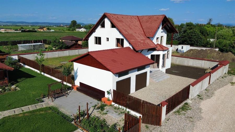 Vila la rosu intr o zona rezidentiala exclusivista Halchiu - 2