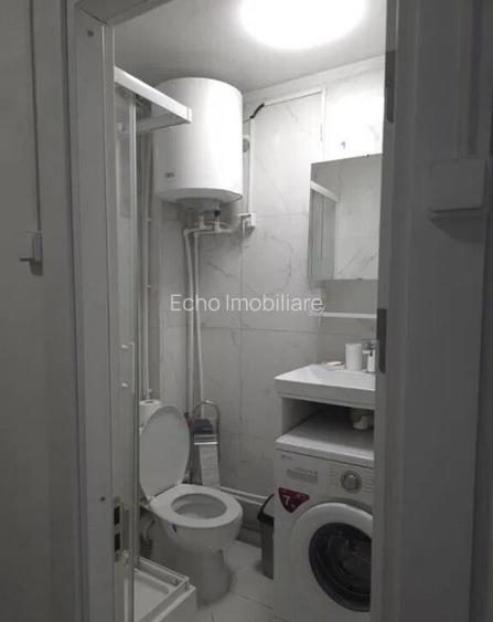 Garsoniera de vanzare , etaj 1 din 4. Mobilata ?i utilata. Baie cu WC Garsoniera de vanzare , etaj 1 din 4. Mobilata ?i utilata. Baie cu WC