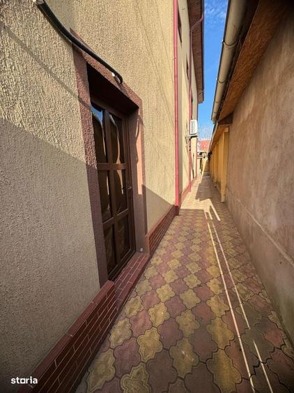 Casa de vanzare + 2 spa?ii comerciale func?ionale + foi?or acoperit - 15