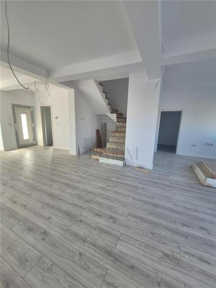 Duplex cu 4 camere cu Canalizare în Moșnița Nouă