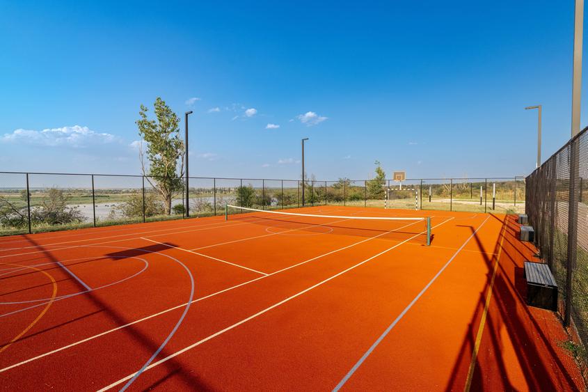 Casă cu 4 camere cu Piscina în Est