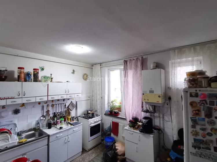 Apartament 4 camere semidecomandat, etaj 6, Maratei