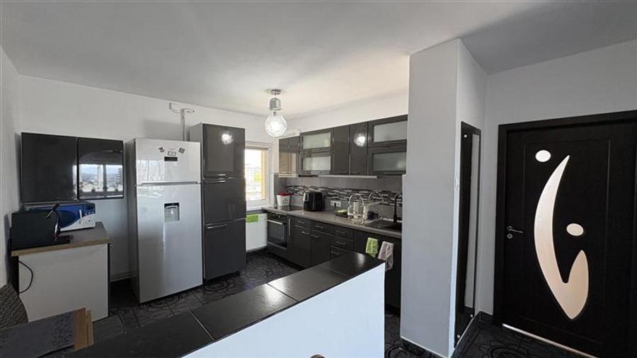 Apartament cu 4 camere semidecomandat, mobilat în Mărăști