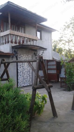 Vand casa la curte. - 2
