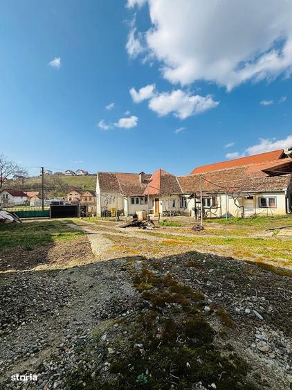 Casa saseasca cu teren 2000 mp dublu acces Hamba - 1