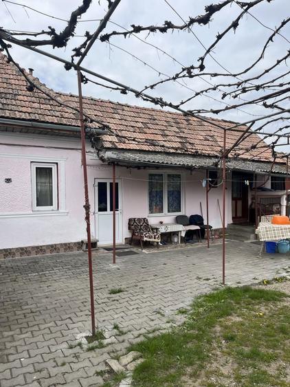Casă cu 4 camere în Cuci