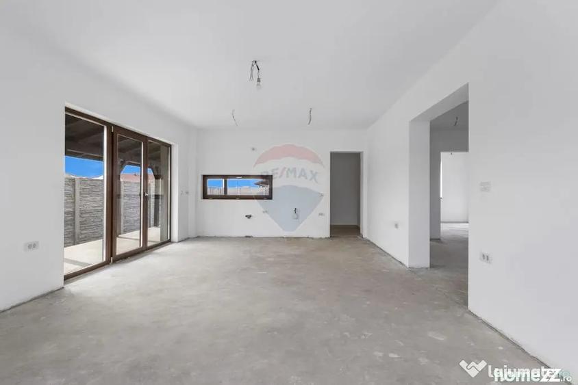 Casă cu 7 camere cu Teren 437 Mp în Livada