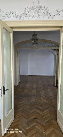 Propietar vind apartament cu 3 camere decomandat in vila etaj 1/2 zona Calea Calarasi sector 3 - 5