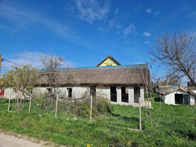 Pensiune gri teren 2240 m2 ,casa 563m2 75000 eur ,teren 1677m2 50000 eur, acces auto DJ222N - 4