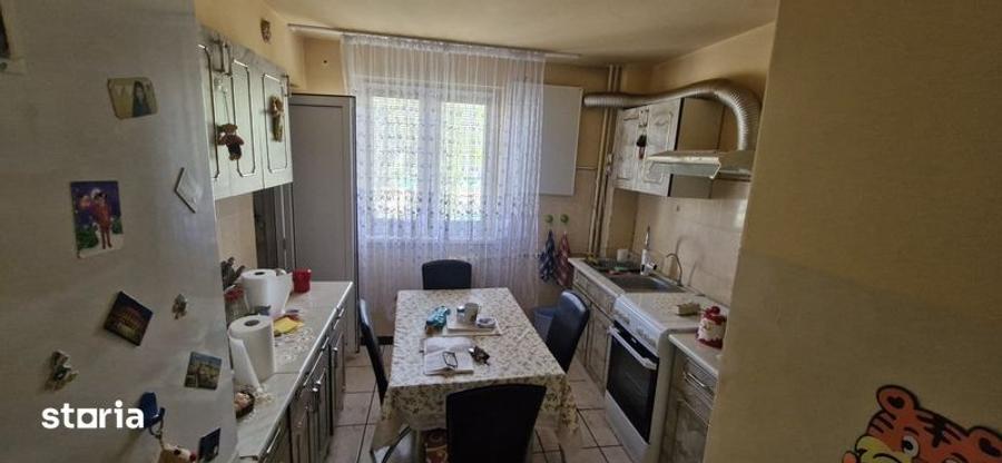 Apartament cu 3 camere semidecomandat în Central