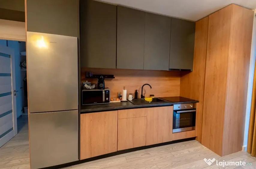 Apartament cu 3 camere decomandat în Rovine