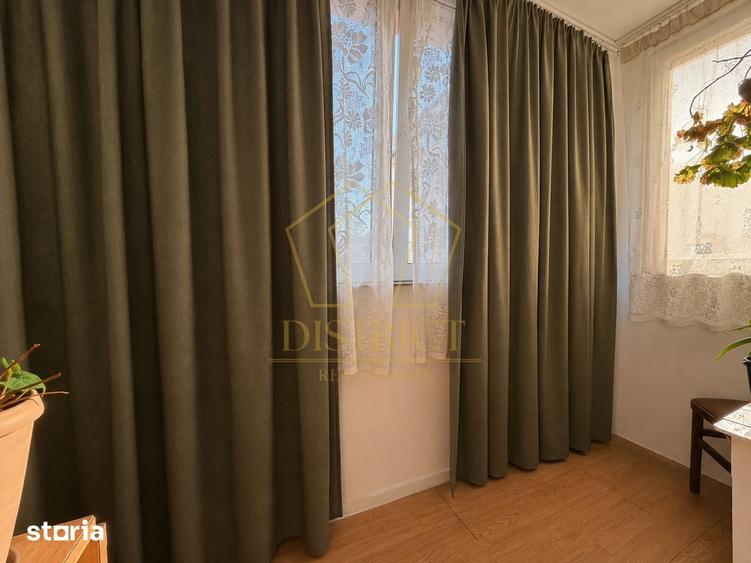 Apartament cu 4 camere decomandat în Lipovei