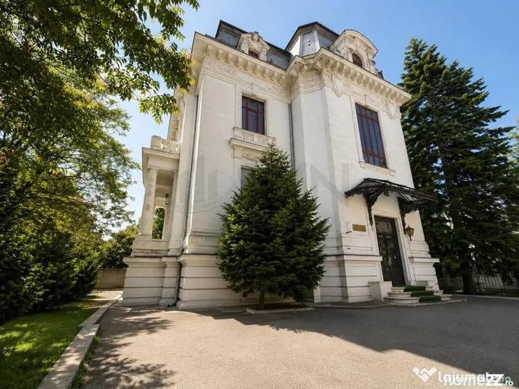 Casă cu 11 camere cu Teren 2100 Mp în Romană