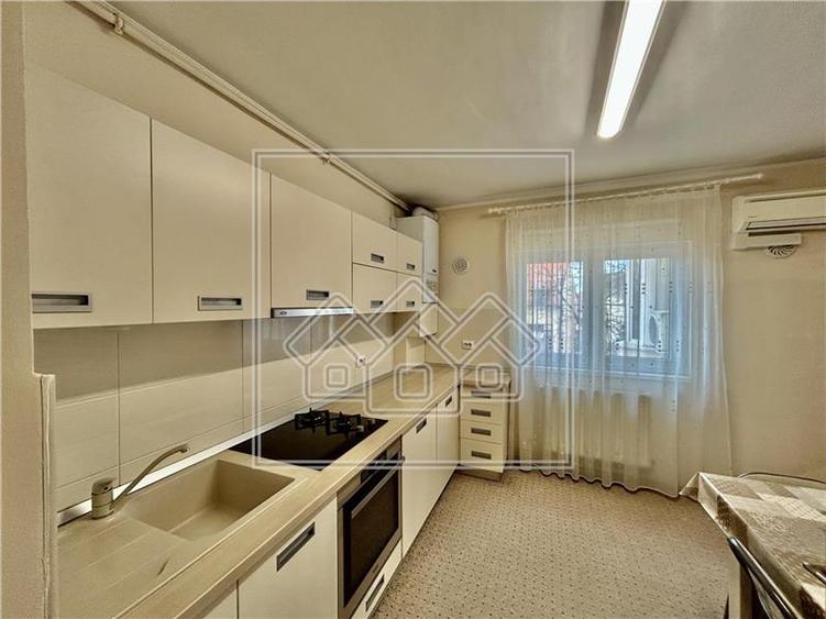 Apartament cu 3 camere decomandat în Terezian