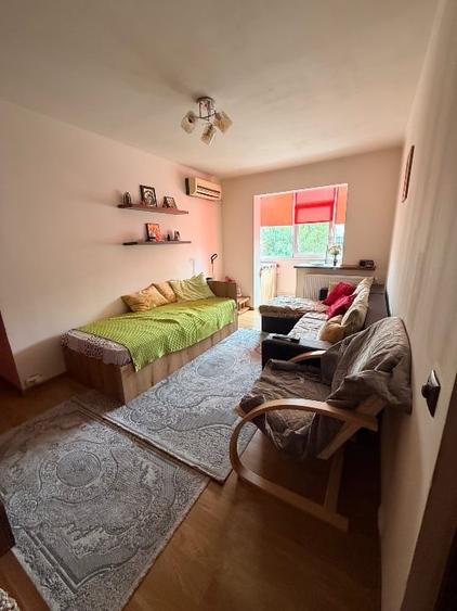 Apartament cu 3 camere semidecomandat în Km 4-5