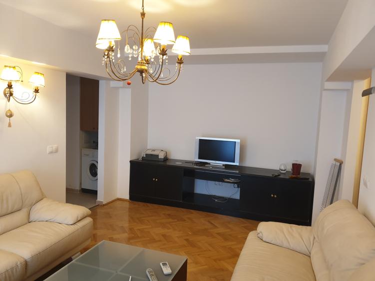 Apartament cu 3 camere semidecomandat, mobilat în Banu Manta