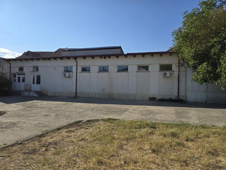 Inchiriez hala situata ultracentral in Caracal - 3