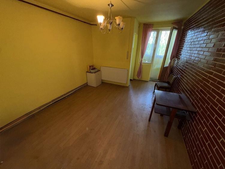 Ofer spre vanzare Garsoniera la etajul 1 zona Ostrovului nr 11 - 2