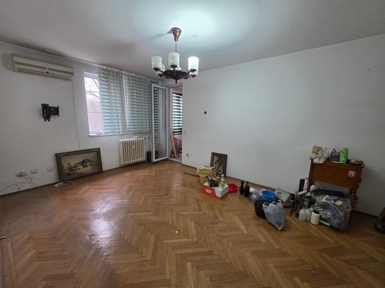 Titan, 10 minute metrou Costin Georgian, la piata Minis,  2 grupuri sanitare - 3