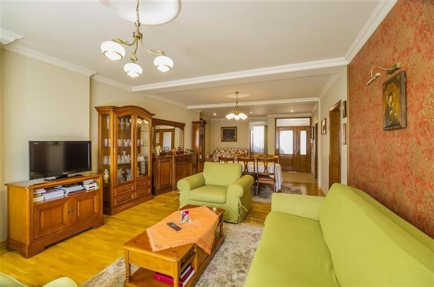 FILM ! Pe armonia a 1.100 mp teren/ gradina, Vila galanta,cu 3 apartamente disti - 23