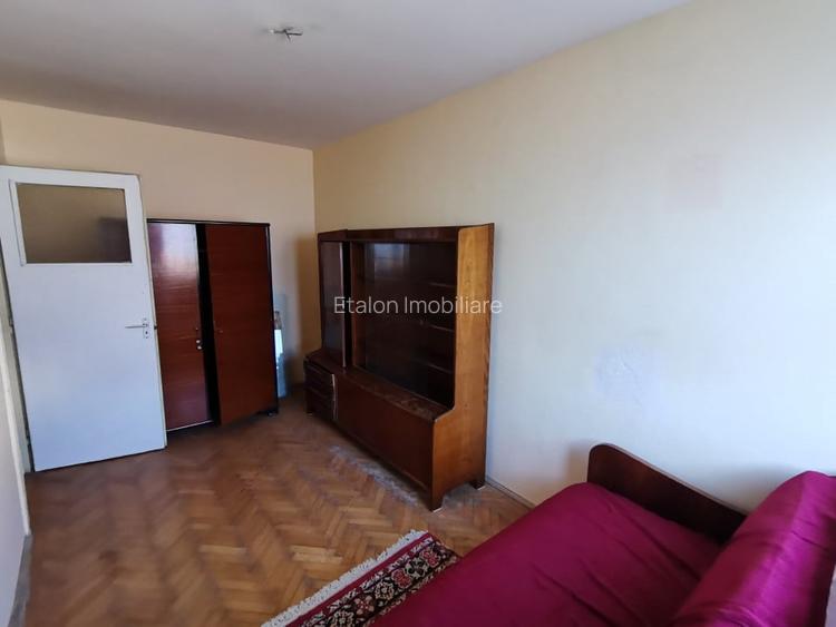 Apartament 3 camere, decomandat, etaj 1, zona centrala Apartament 3 camere, decomandat, etaj 1, zona centrala