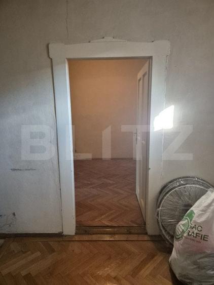 Casa, zona centrala, curte comuna - 2