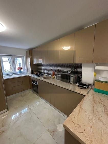Apartament cu 4 camere decomandat, mobilat în Central