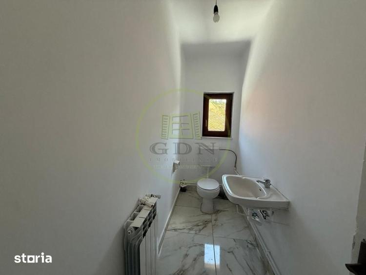 Casă cu 10 camere cu Teren 458 Mp în Central