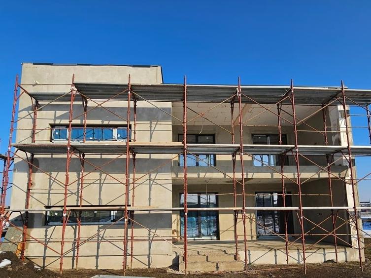 Apartamente, 3 cam, 2 băi, 2 parcări, et. 1 și P, curte generoasă, Moșnița Veche - 1