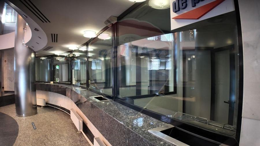 Spatiu comercial de inchiriat 455 mp, str Piata Revolutiei - 8