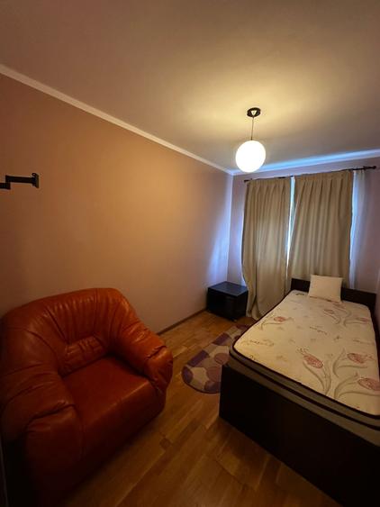 Apartament cu 3 camere decomandat, etajul 2/4, zona Baza 3 - 3