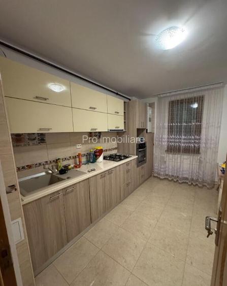 Vand apartament cu 3 camere decomandat