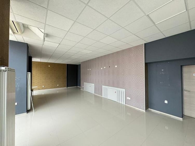 Spațiu comercial de închiriat cu vitrină de 12 m în zona Miorița - 2