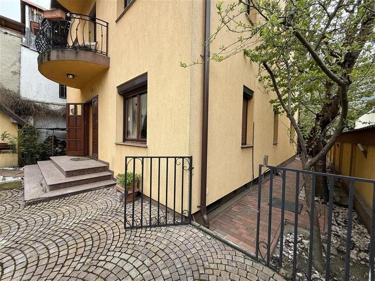 Proprietate deosebita de vanzare in centrul Bacaului- eleganta, istorie si inves - 3