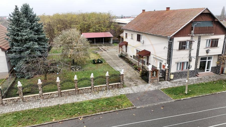 Casa 7 camere cu Teren 4.620 mp | Potential pentru rezidenta sau afacere | Carei - 1