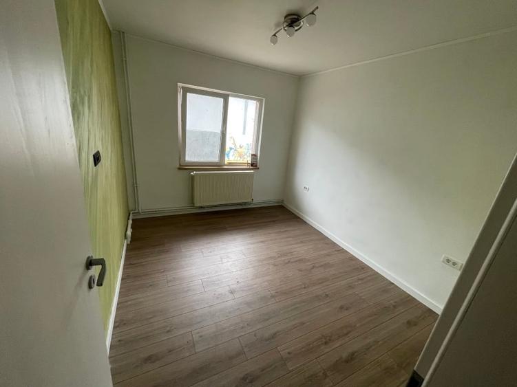 Casă individuală cu 6 camere cu Teren 3600 Mp în Frumușani